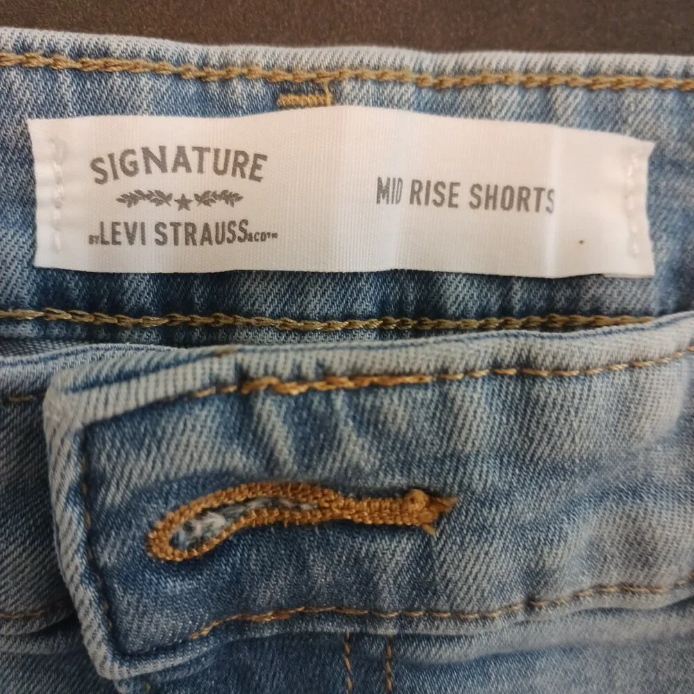 Levi's Signature Mid Rise Denim Jean Shorts, Lt. Wash, Distressed  Size 12 - W31 - Picture 2 of 15